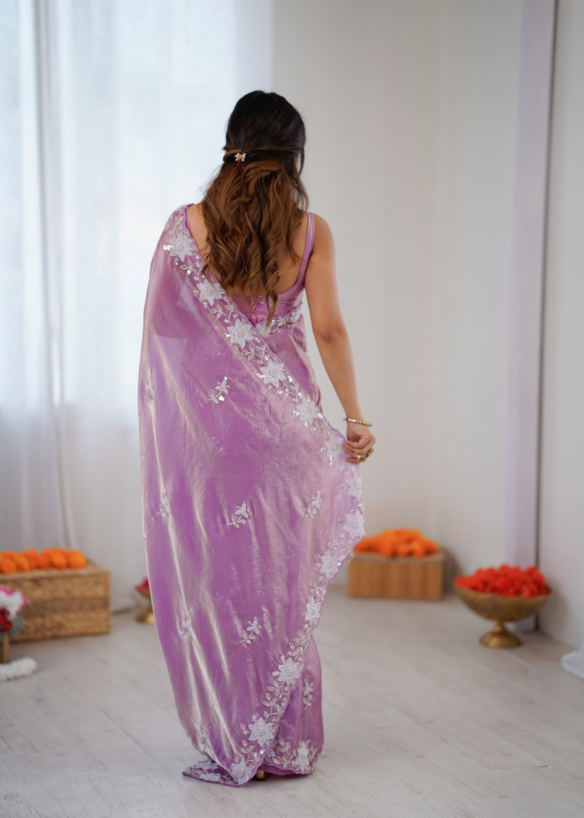 Sari violet clair en satin premium brillant orné de perles, sequins et broderies COLLECTION NITA