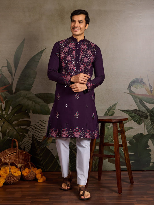 Ensemble Kurta violet foncé Homme avec broderies fleurs et travail de miroirs