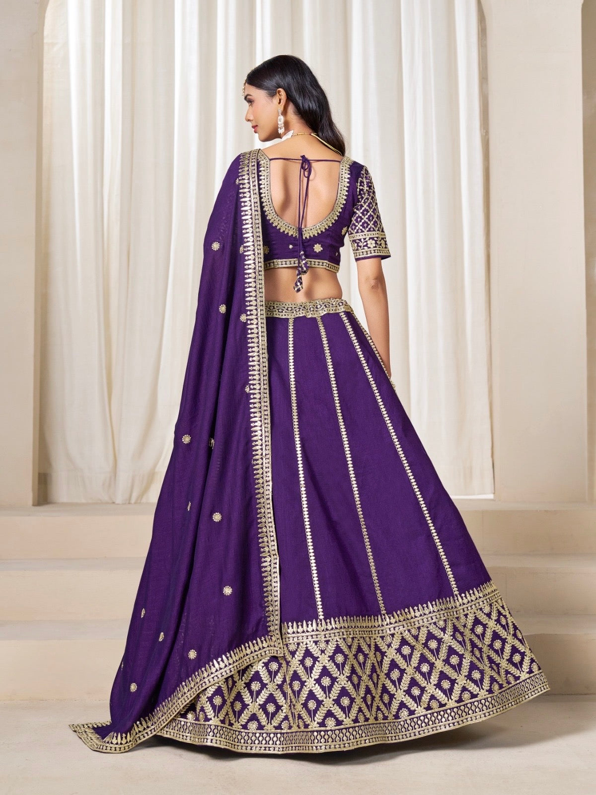 Eleganter rosa-grauer Braut-Lehenga mit Zarkan-Stickerei und Pailletten