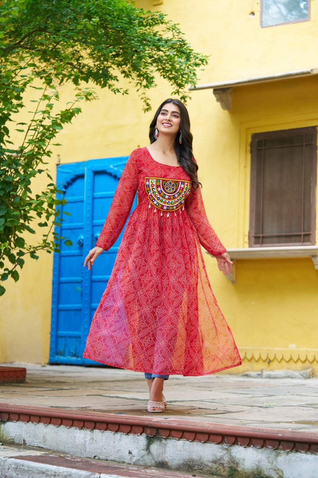 Eleganter rosa-grauer Braut-Lehenga mit Zarkan-Stickerei und Pailletten