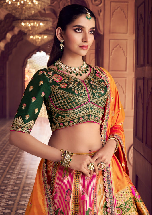 Lehenga de mariée vert foncé et jaune doré en soie Banarasi premium, broderies Swarovski, sequins, ceinture et pochette COLLECTION AMYRA