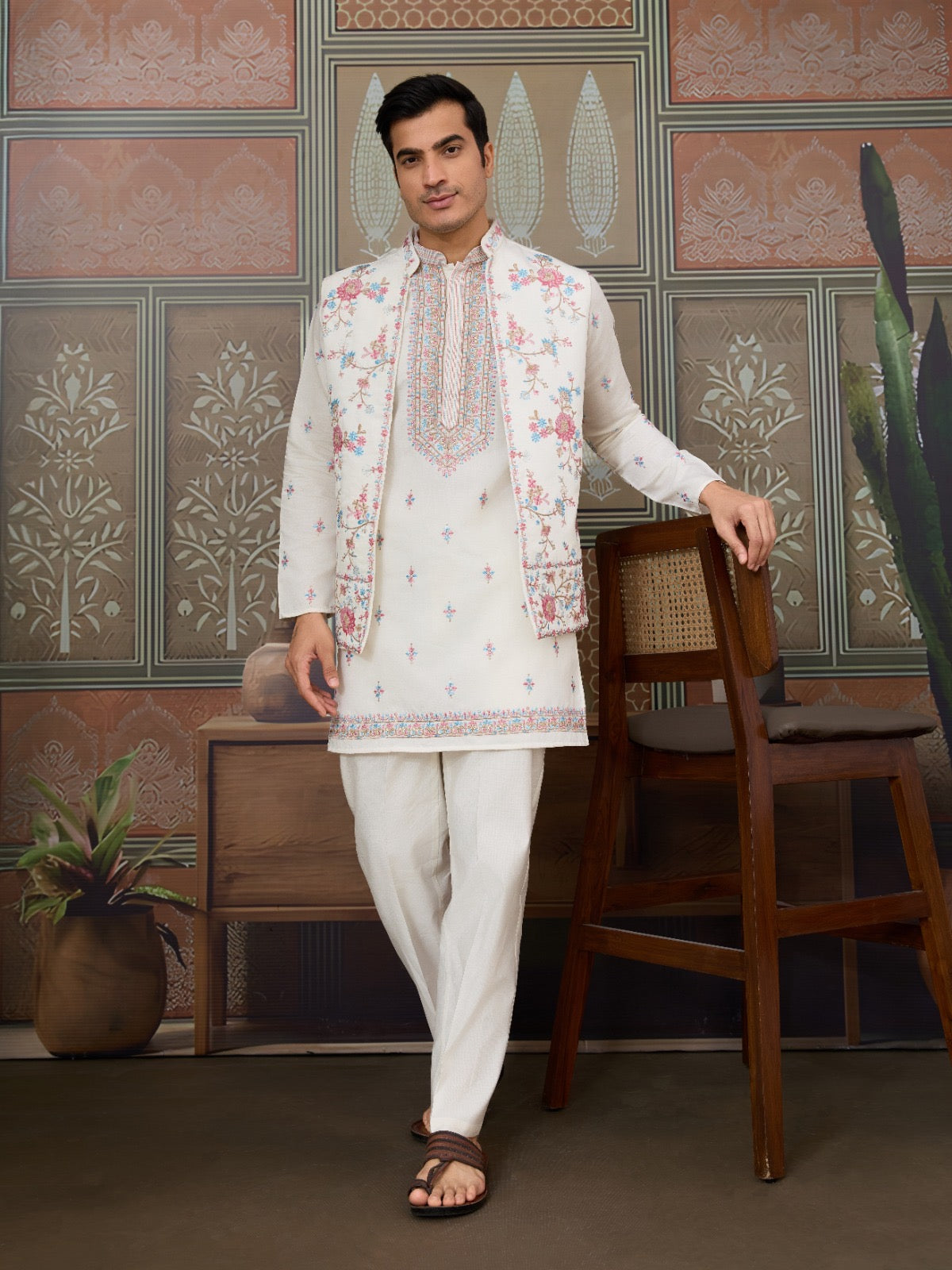 Pfirsichfarbener Chiffon-Abendsari mit Kristallen, Pailletten und Fadenstickerei