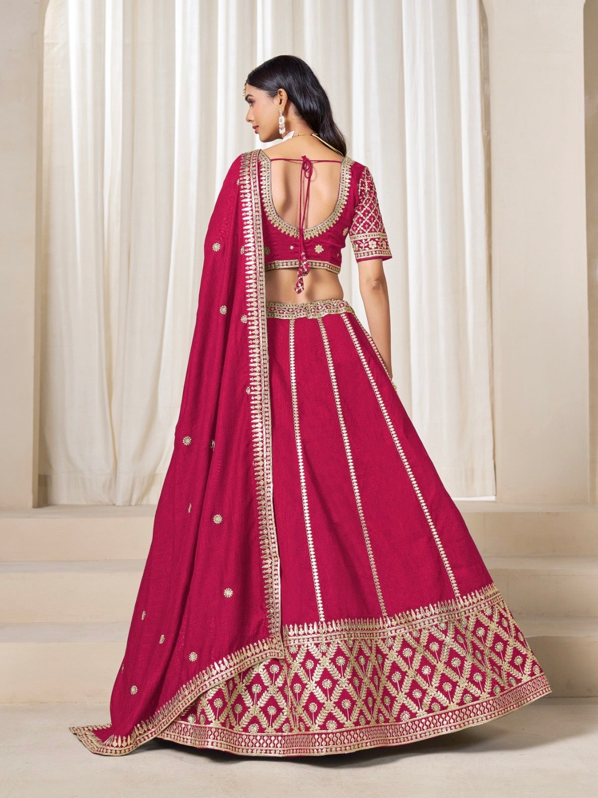 Eleganter rosa-grauer Braut-Lehenga mit Zarkan-Stickerei und Pailletten