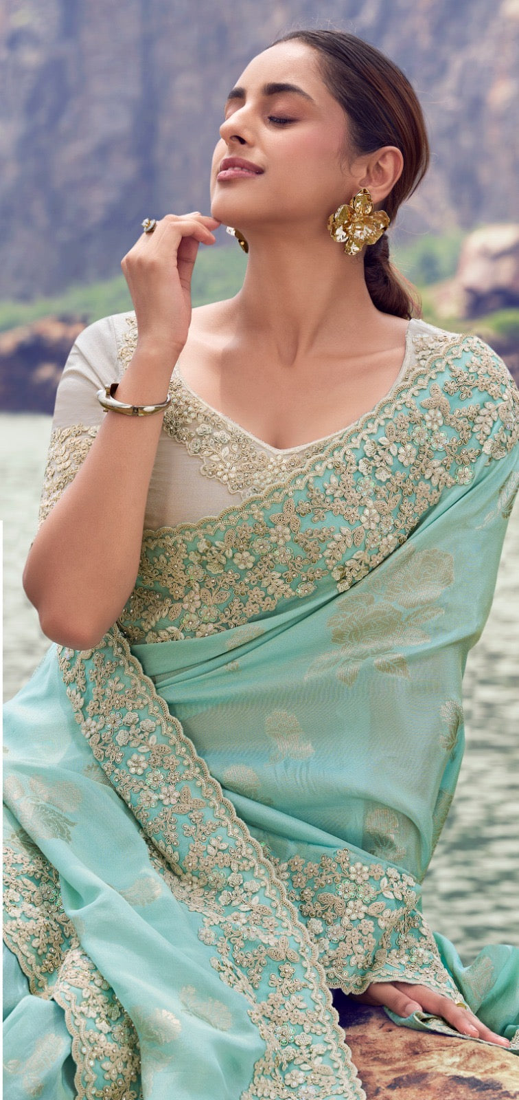 Sari bleu ciel et beige foncé en soie avec jacquard COLLECTION SAYAARAH