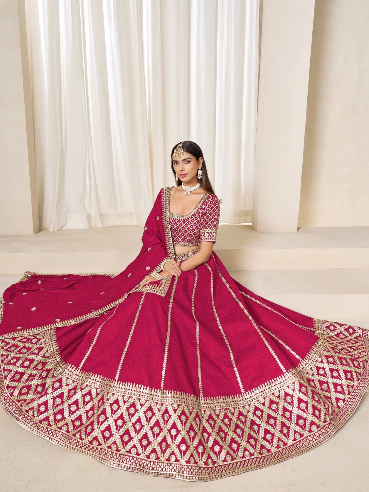 Eleganter rosa-grauer Braut-Lehenga mit Zarkan-Stickerei und Pailletten