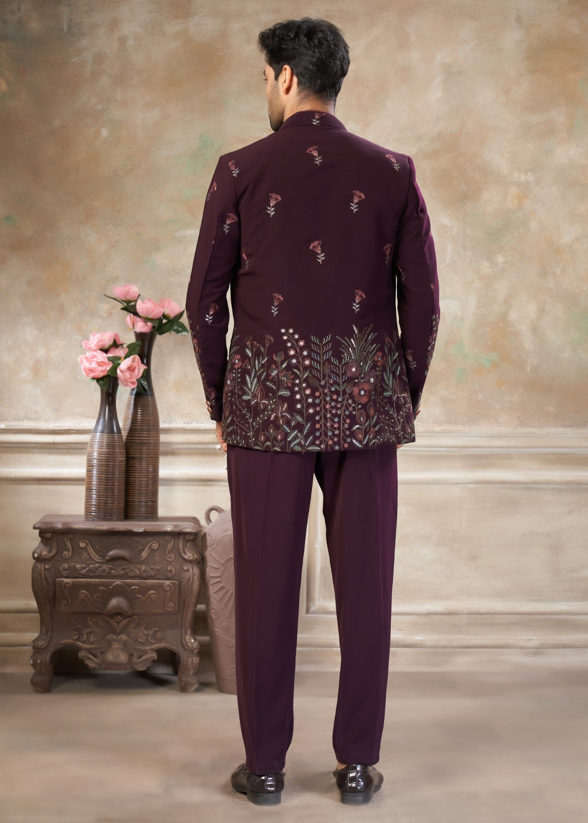 Ensemble Homme Costume Jodhpuri Violet Pourpre Avec Poche Sur Veste Haut de Gamme en Terry Rayon avec Broderies et Sequins COLLECTION KANWAR