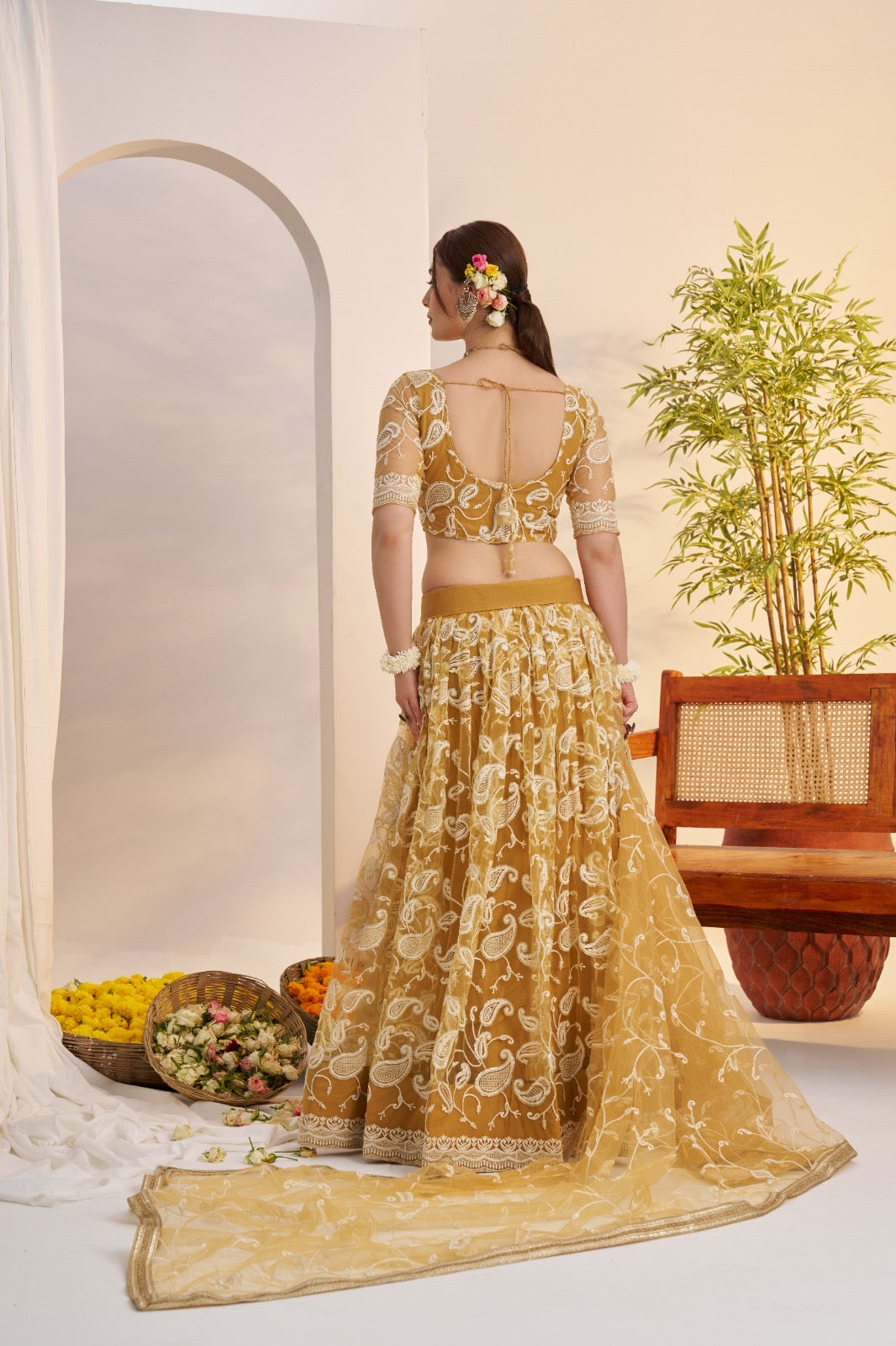 Lehenga jaune doré en filet avec broderies et sequins COLLECTION MAISHA