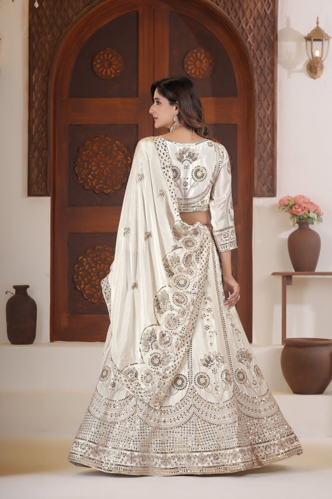 Lehenga blanc cygne scintillant en soie chinon et zari COLLECTION SANIYA