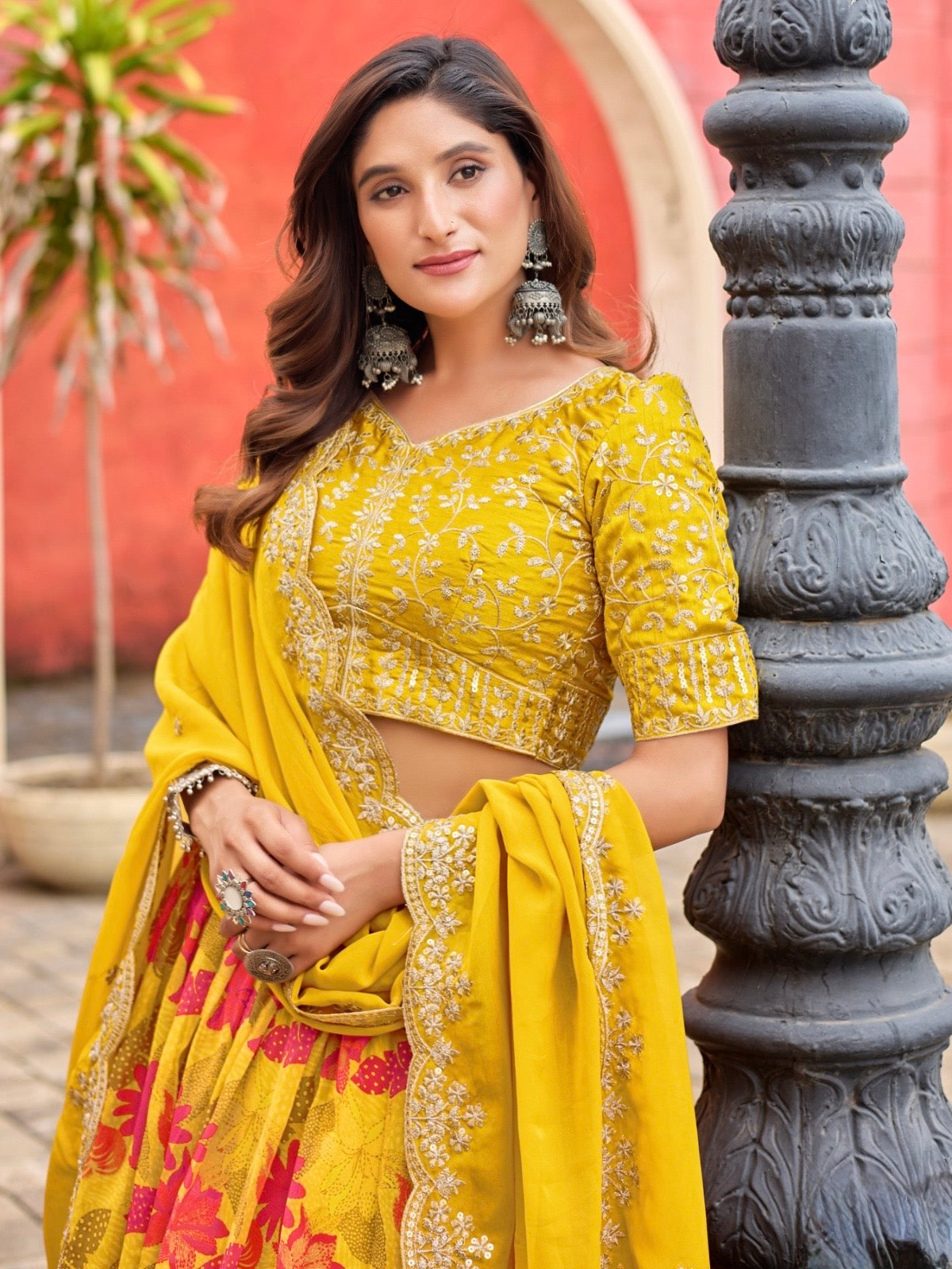 Eleganter rosa-grauer Braut-Lehenga mit Zarkan-Stickerei und Pailletten