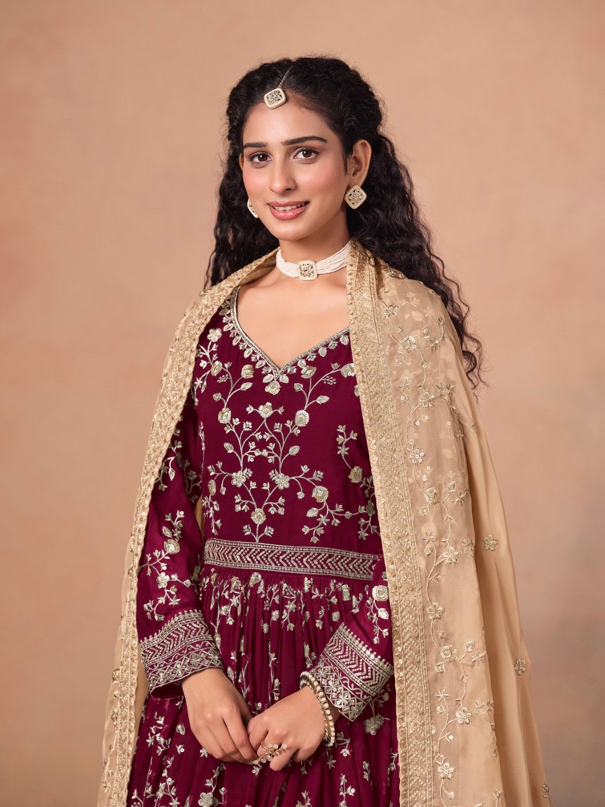 Eleganter rosa-grauer Braut-Lehenga mit Zarkan-Stickerei und Pailletten