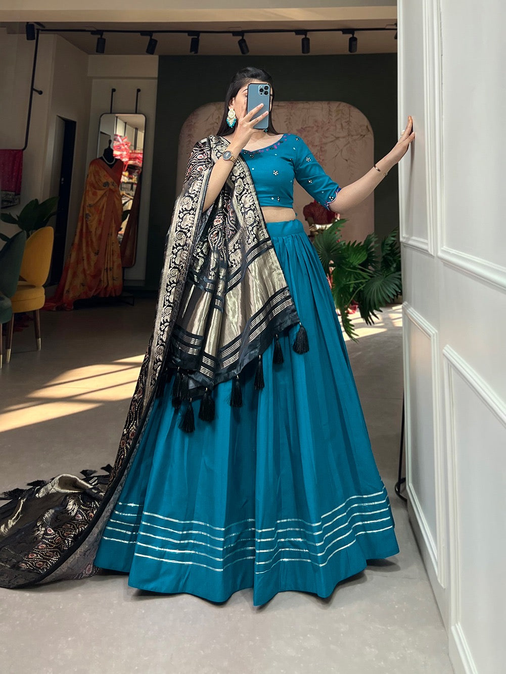 Eleganter rosa-grauer Braut-Lehenga mit Zarkan-Stickerei und Pailletten