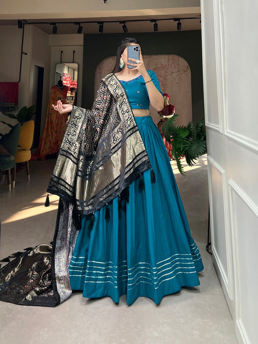 Lehenga de Navratri bleu canard et noir brillant en soie gaji et coton