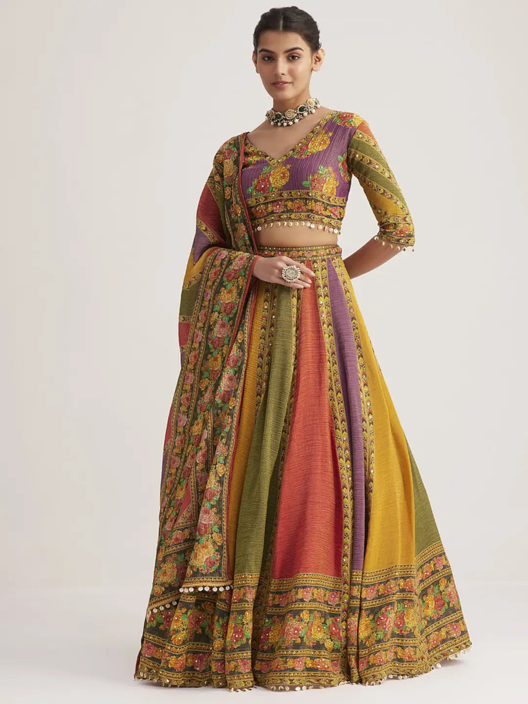 Lehenga en organza pur et doux jaune, vert, violet, multicolore avec imprimé floral et travail fait main, accompagné d’un dupatta assorti
