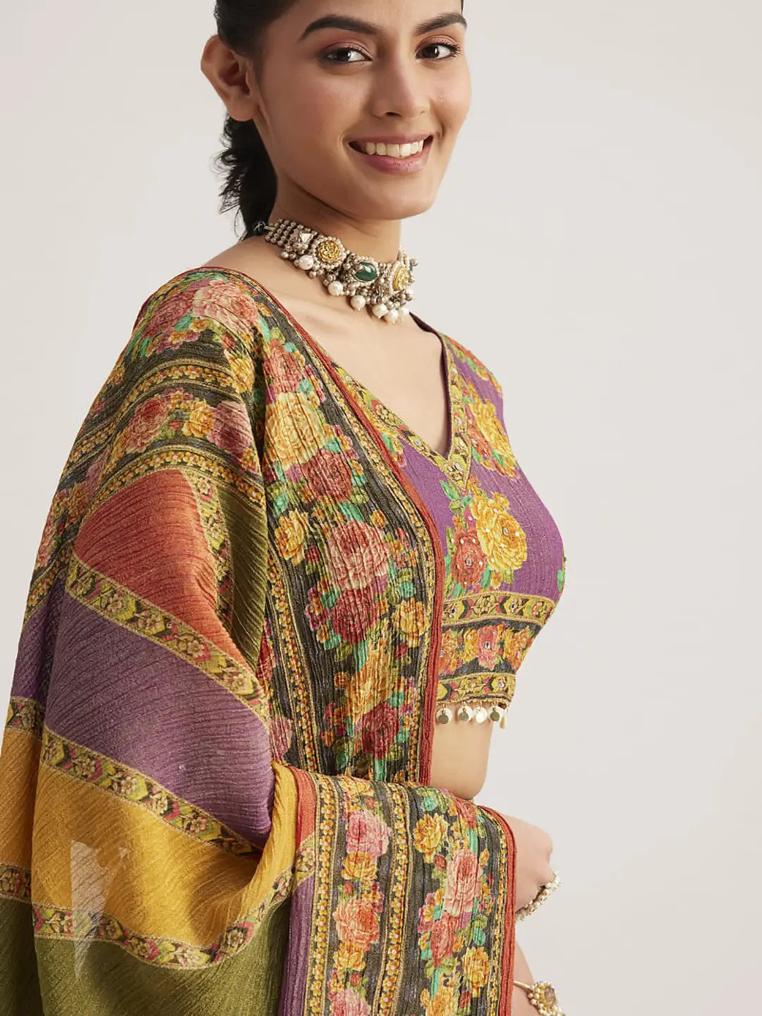 Lehenga en organza pur et doux jaune, vert, violet, multicolore avec imprimé floral et travail fait main, accompagné d’un dupatta assorti