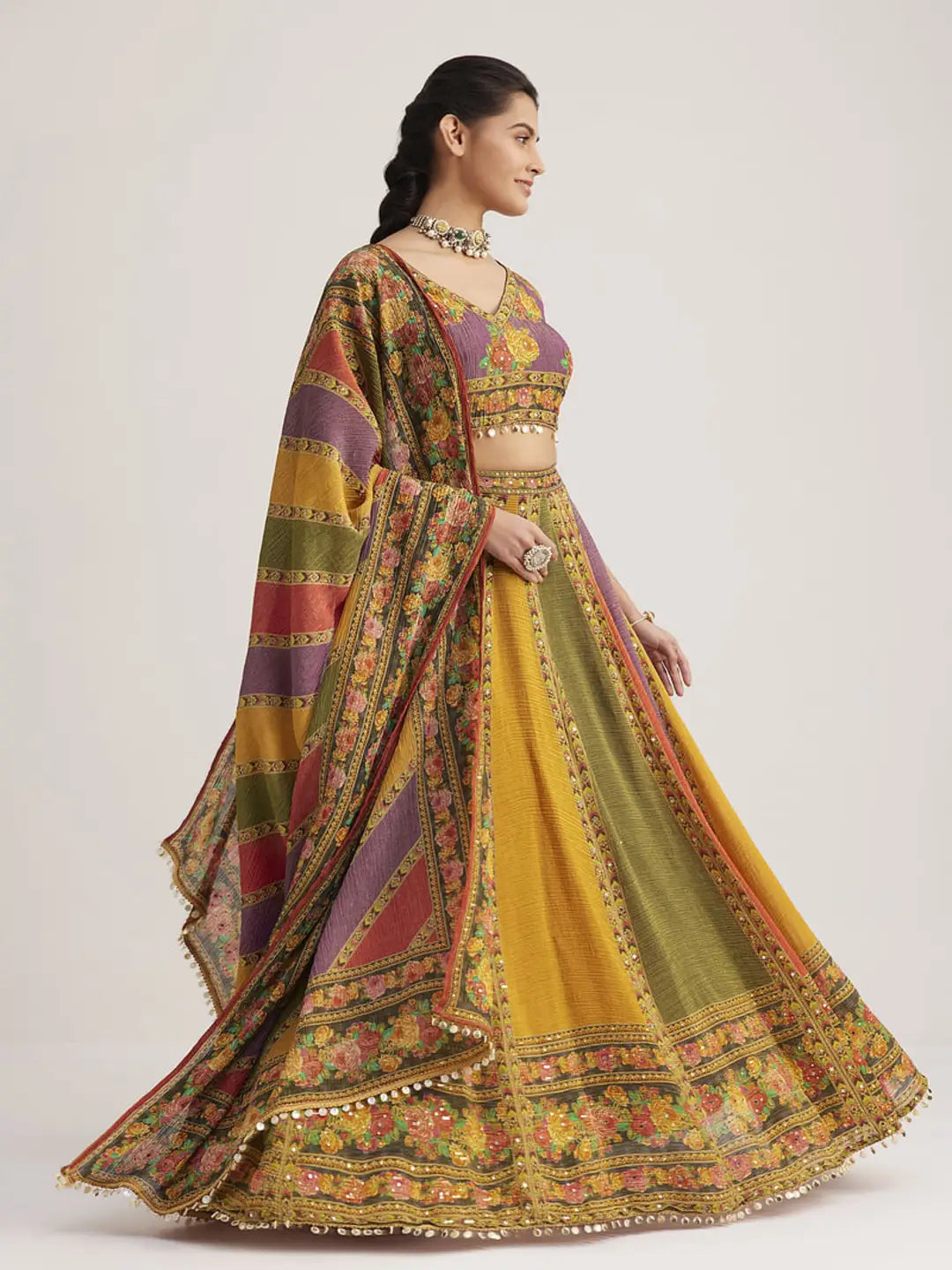 Lehenga en organza pur et doux jaune, vert, violet, multicolore avec imprimé floral et travail fait main, accompagné d’un dupatta assorti