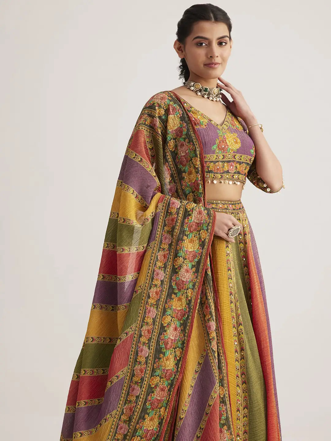 Lehenga en organza pur et doux jaune, vert, violet, multicolore avec imprimé floral et travail fait main, accompagné d’un dupatta assorti
