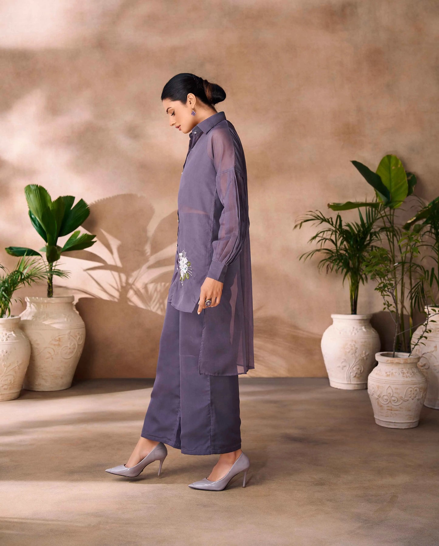 Grauviolettes, abgestimmtes Set aus reinem Organza mit Handarbeit