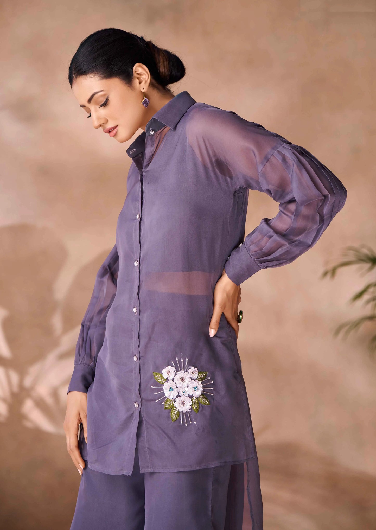 Grauviolettes, abgestimmtes Set aus reinem Organza mit Handarbeit
