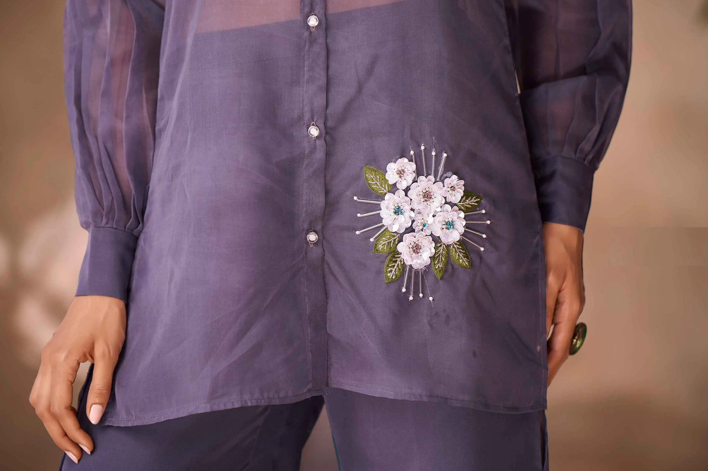 Grauviolettes, abgestimmtes Set aus reinem Organza mit Handarbeit