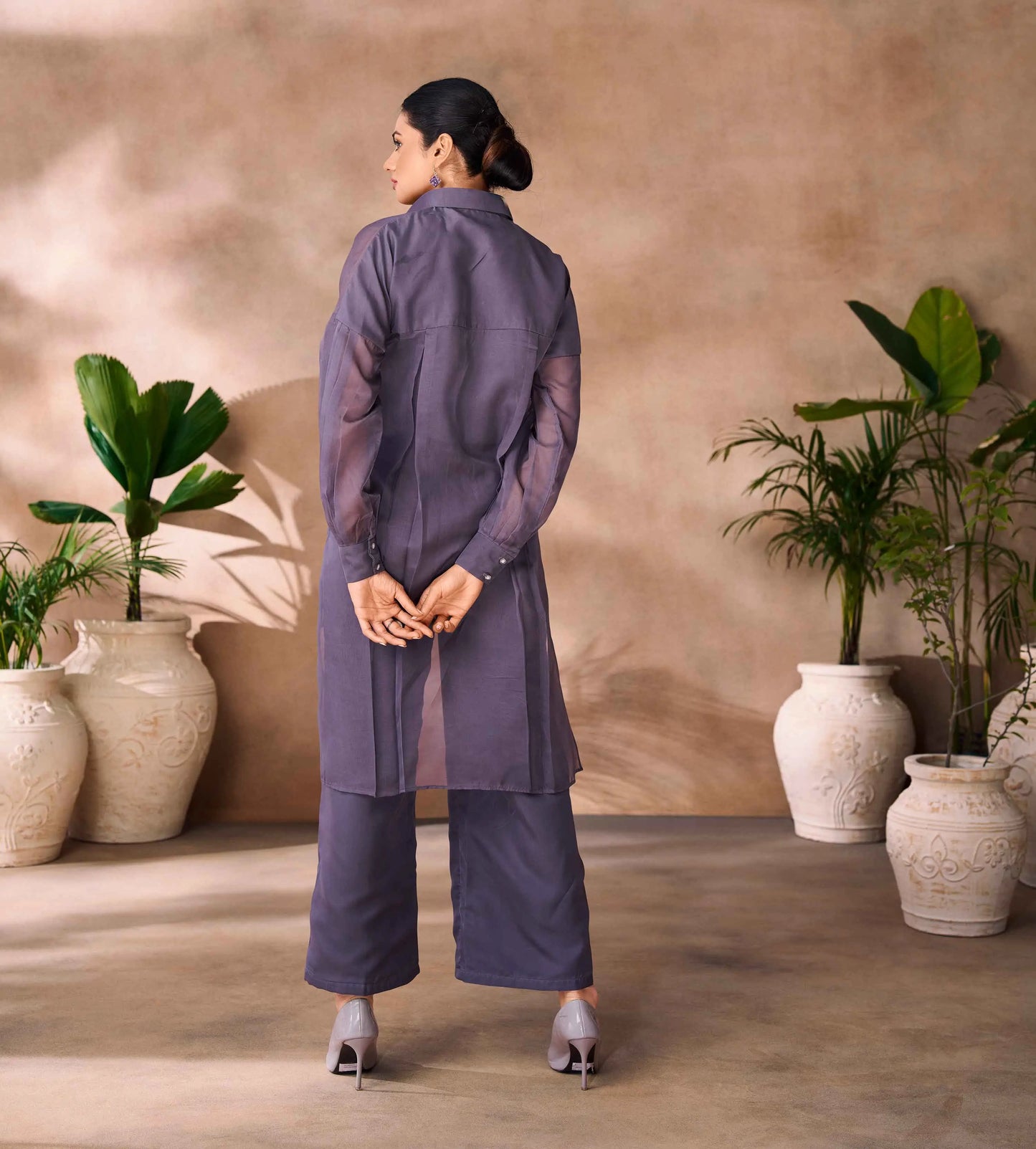 Grauviolettes, abgestimmtes Set aus reinem Organza mit Handarbeit
