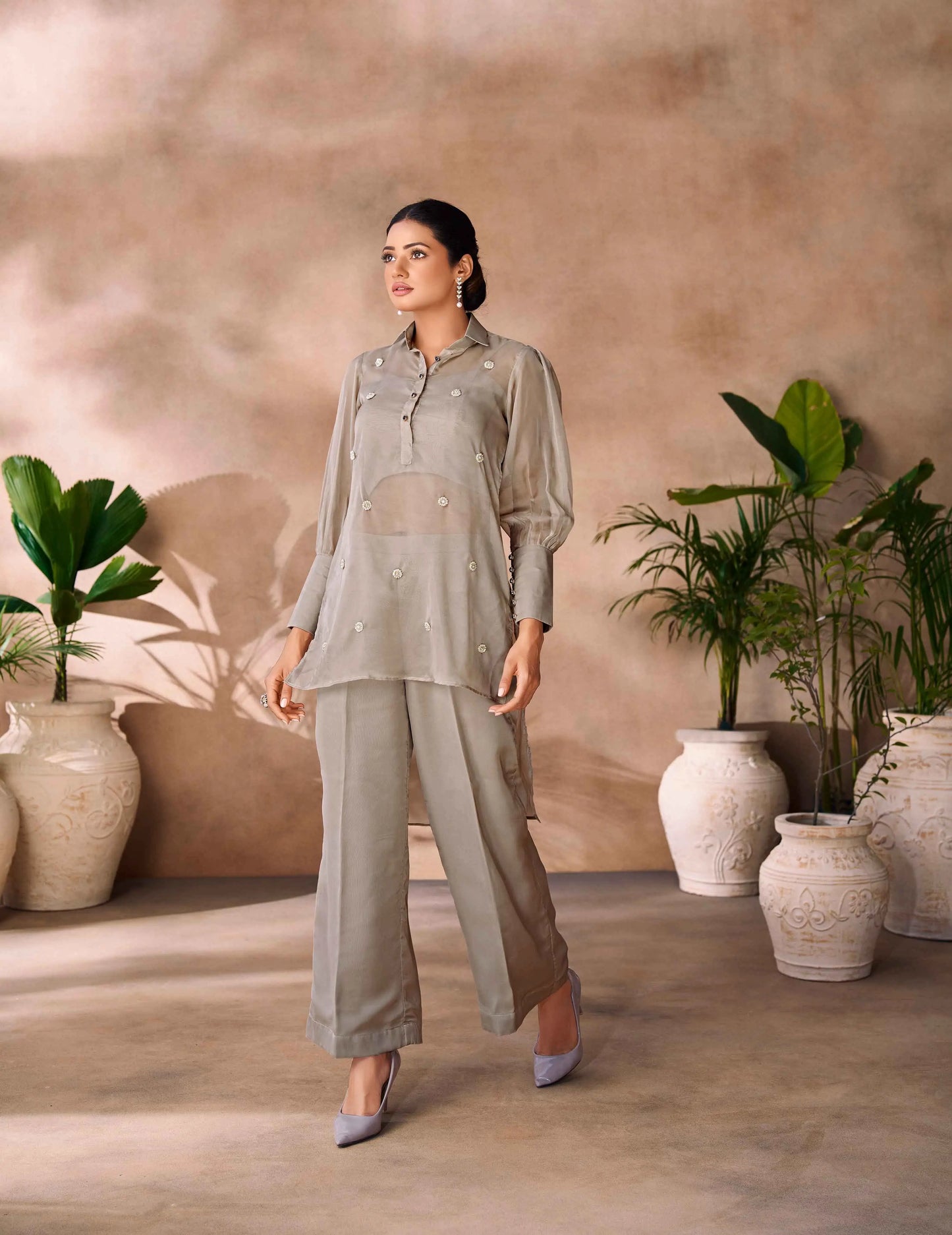 Ensemble Coordonné Gris Beige en Organza Pur avec Broderies Artisanales