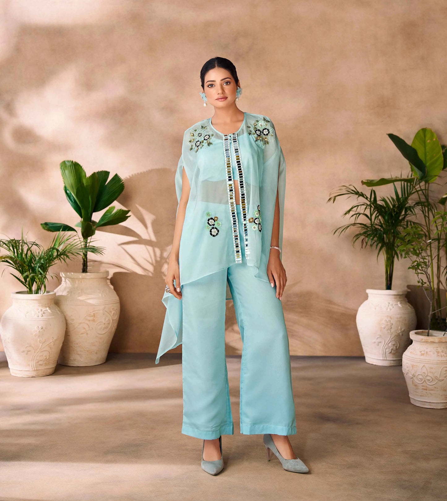 Aquablaues indo-westliches Set aus reinem Organza mit handgearbeiteter Stickerei und Umhang