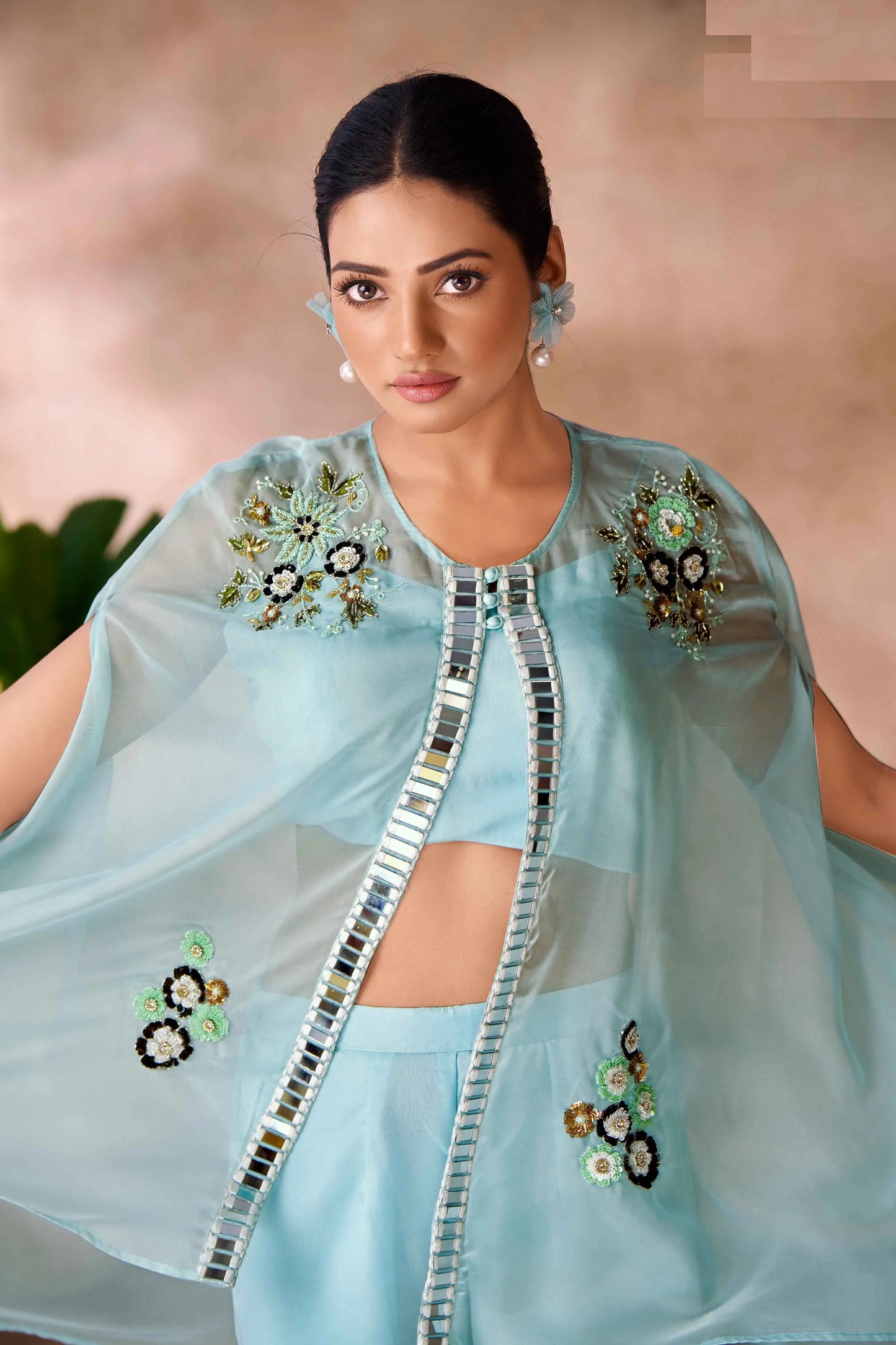 Ensemble Coordonné Indo-Occidental Bleu Aqua en Organza Pur avec Broderie Artisanale et Cape