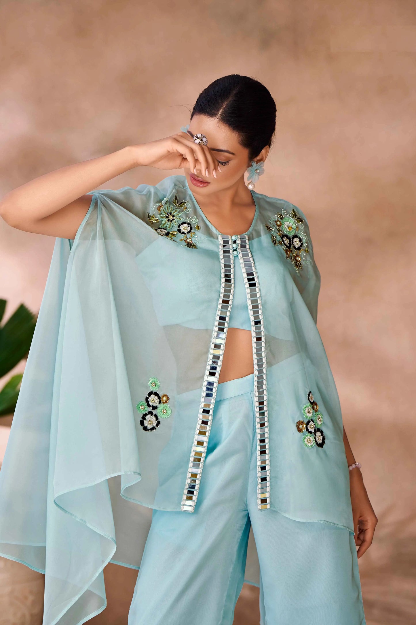 Aquablaues indo-westliches Set aus reinem Organza mit handgearbeiteter Stickerei und Umhang