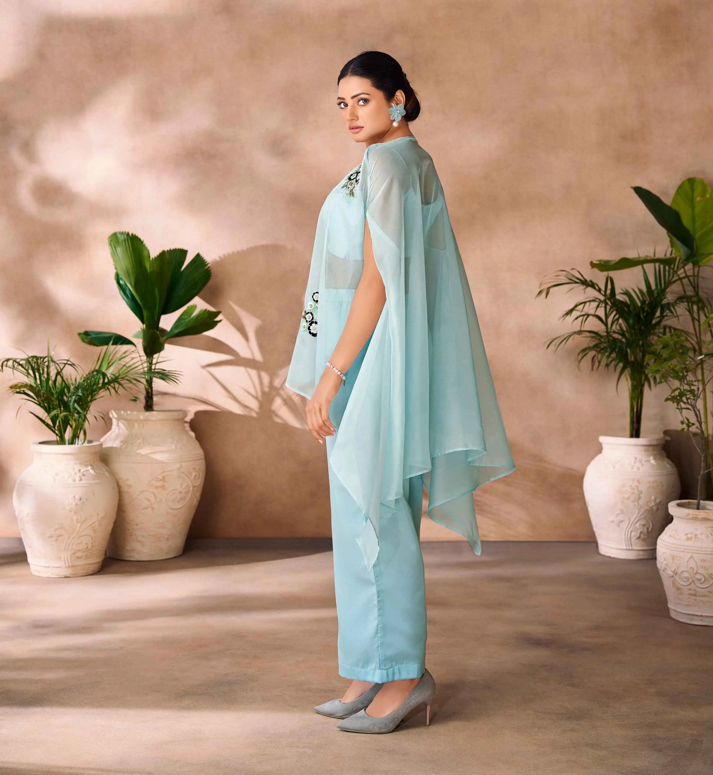 Aquablaues indo-westliches Set aus reinem Organza mit handgearbeiteter Stickerei und Umhang