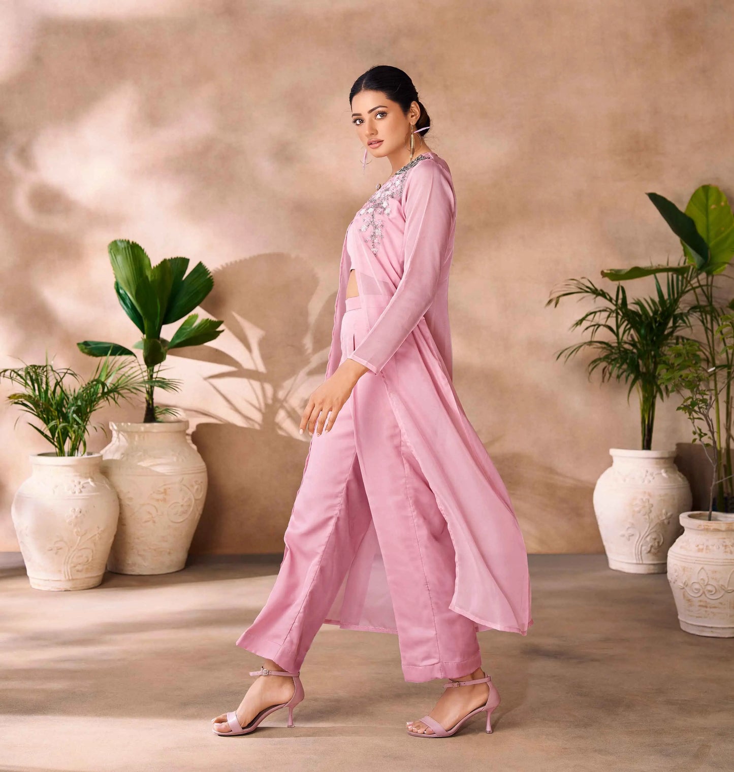 Babyrosa Organza-Set im indo-westlichen Stil mit Handarbeit und elegantem langen Bolero