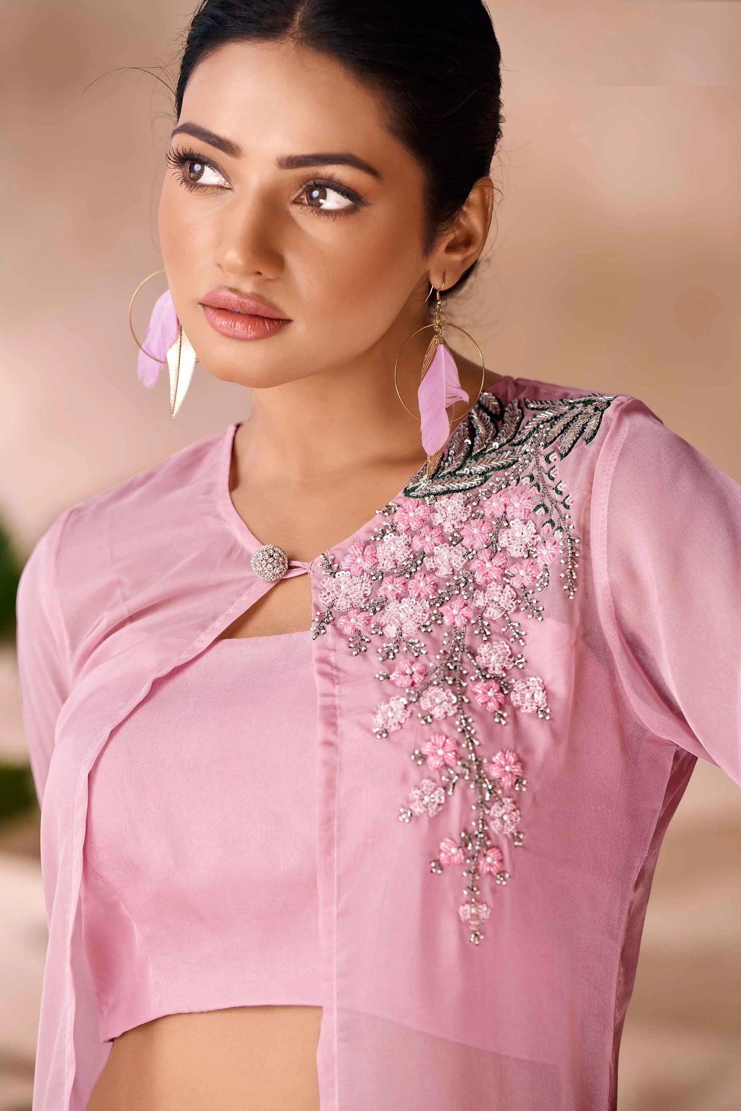 Babyrosa Organza-Set im indo-westlichen Stil mit Handarbeit und elegantem langen Bolero