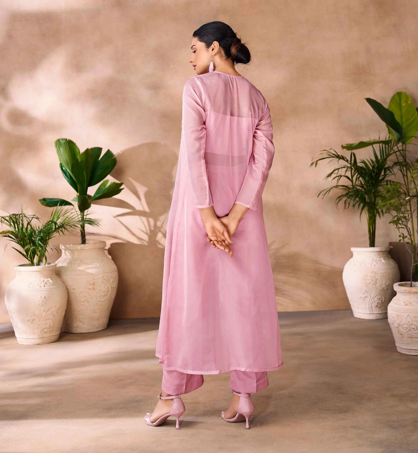 Babyrosa Organza-Set im indo-westlichen Stil mit Handarbeit und elegantem langen Bolero