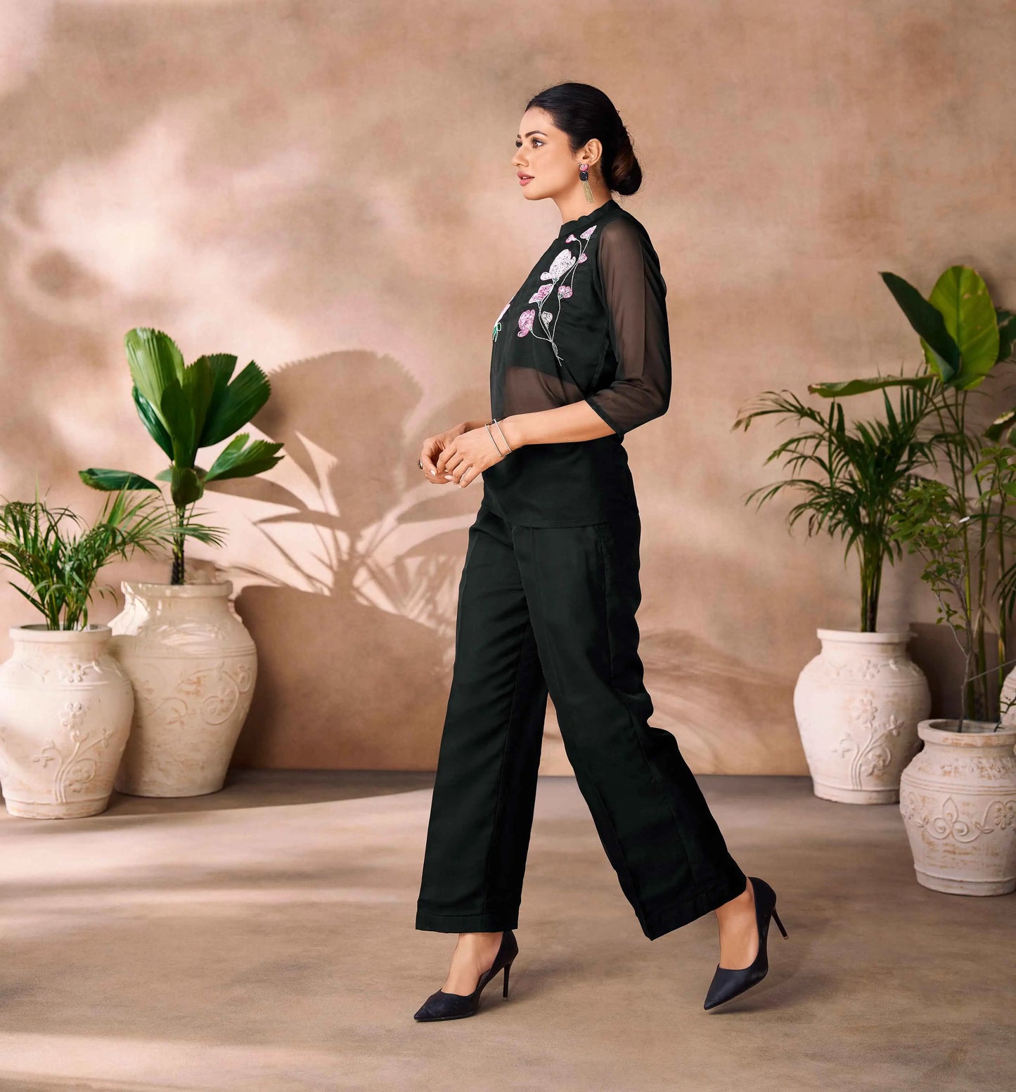 Schwarzes, indo-westliches Organza-Set mit Blumenmuster im modischen Stil mit feiner Handarbeit