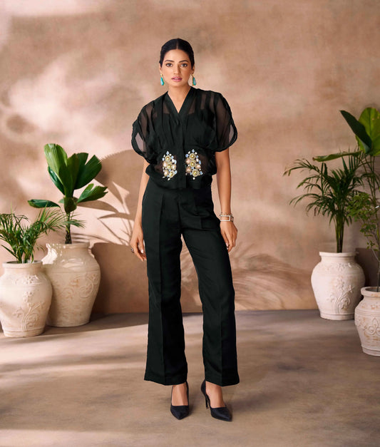 Ensemble coordonné noir Indo-Occidental à la mode en organza avec broderie florale faite à la main