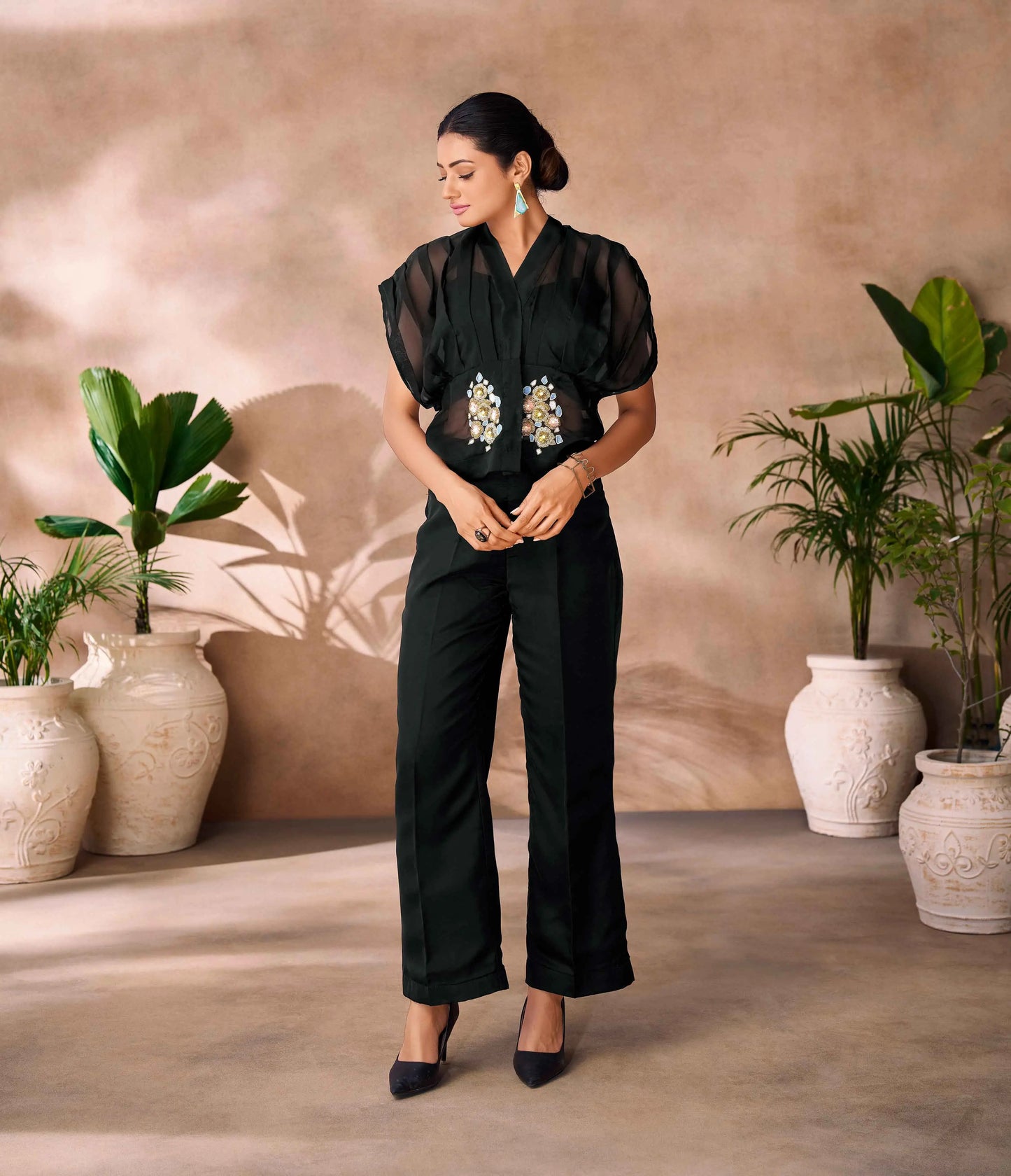 Schwarzes, indo-westliches, modisches Organza-Set mit handgefertigter Blumenstickerei