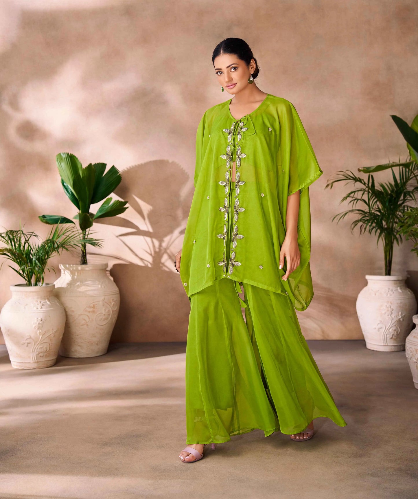 Indo-Western hellgrünes Organza-Papagei-Handstickerei-Set mit Schlapphut