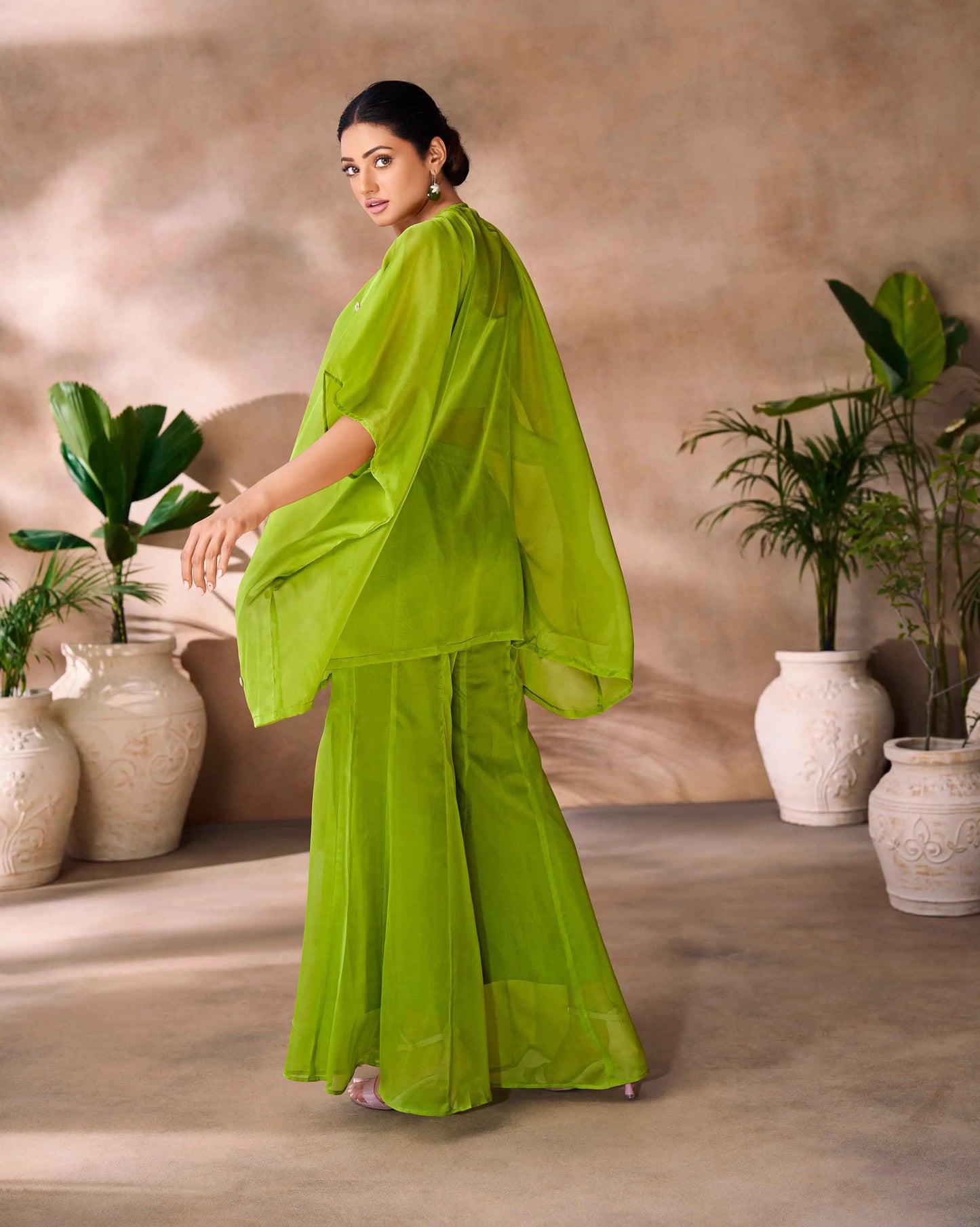 Indo-Western hellgrünes Organza-Papagei-Handstickerei-Set mit Schlapphut