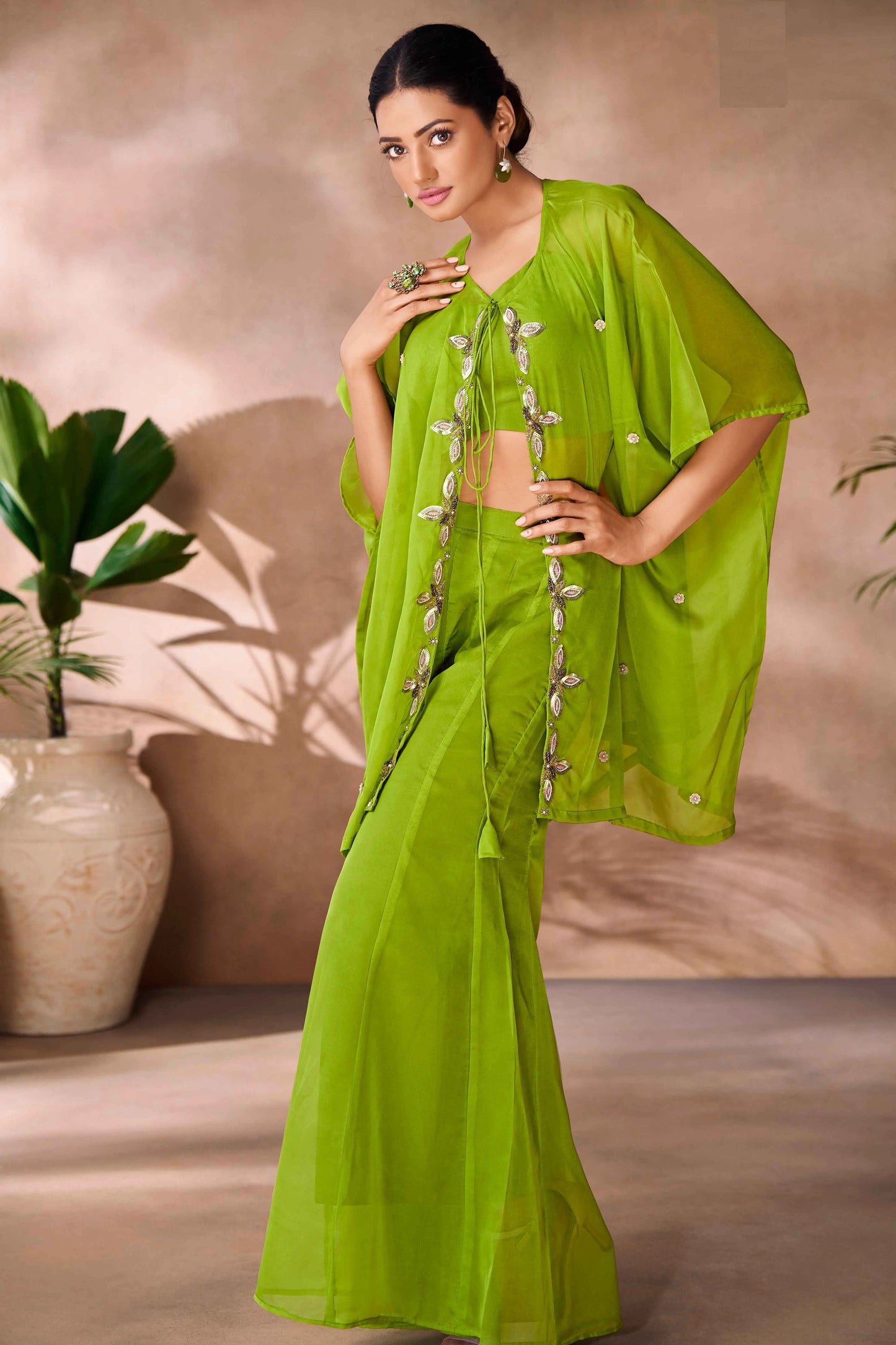 Indo-Western hellgrünes Organza-Papagei-Handstickerei-Set mit Schlapphut
