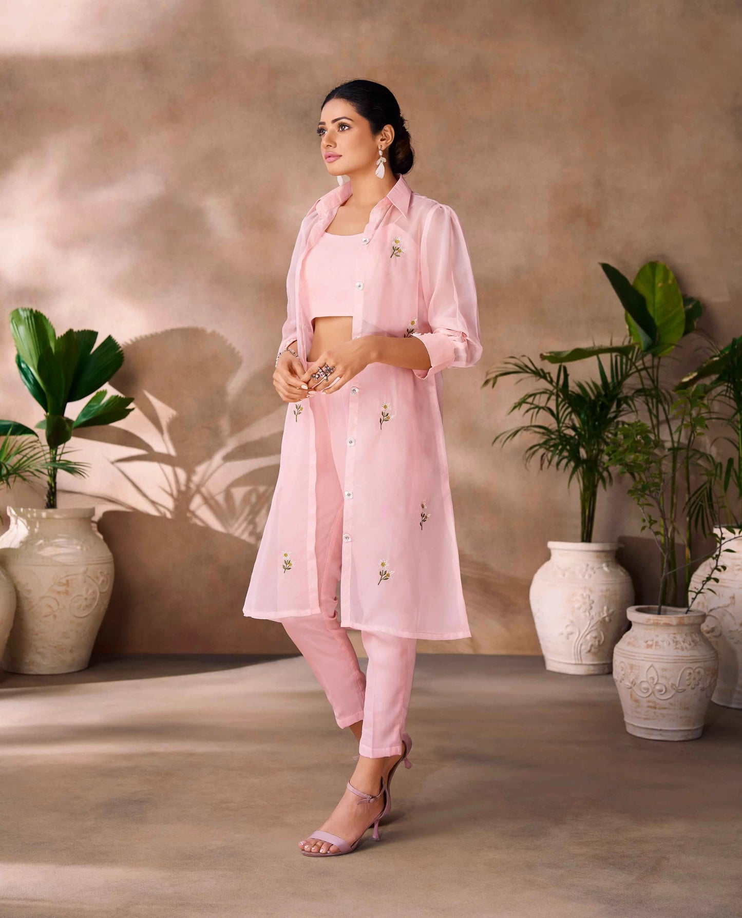 Elegantes pfirsichrosa indo-westliches Organza-Set mit Handstickerei und langem Bolero