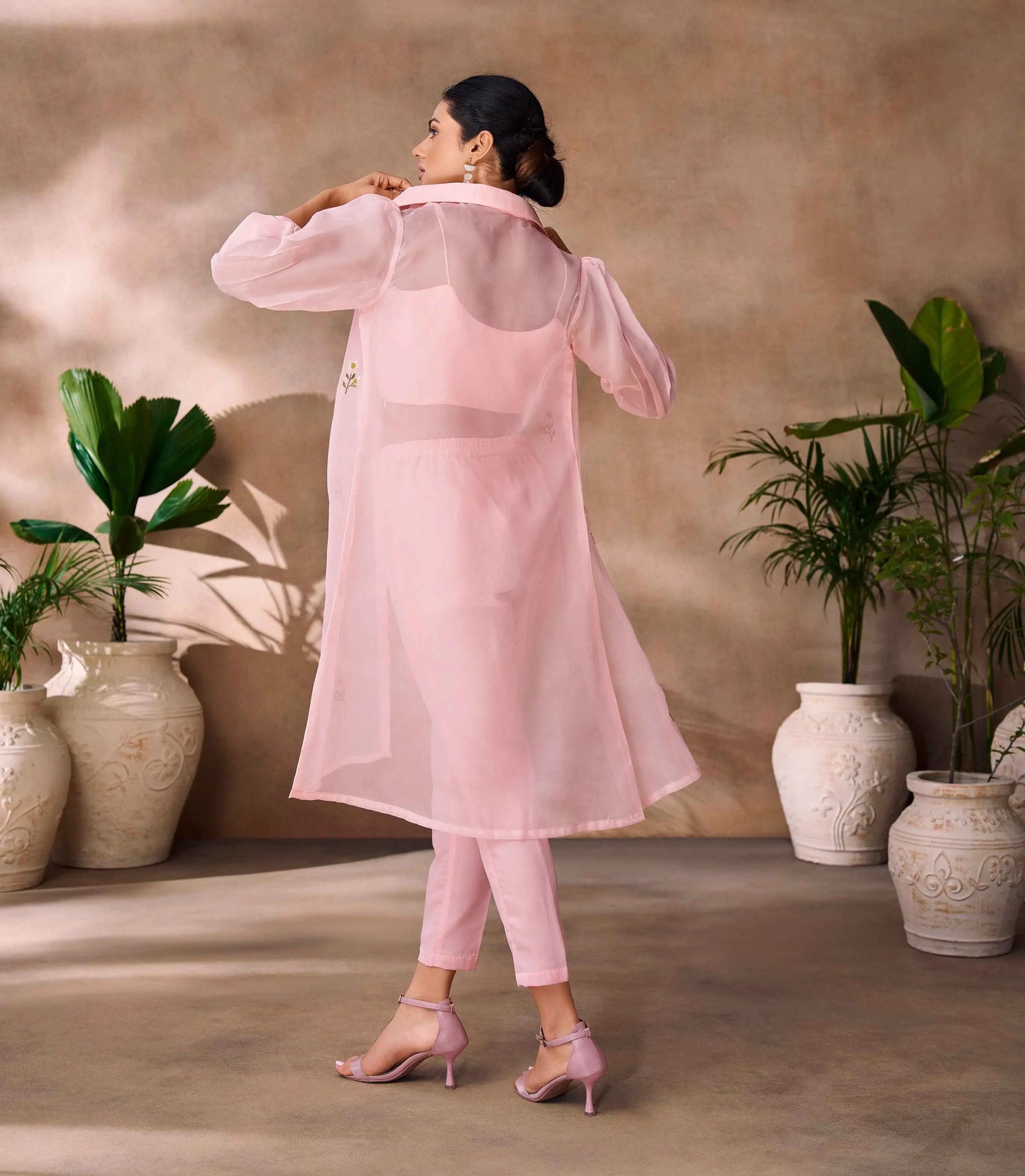 Elegantes pfirsichrosa indo-westliches Organza-Set mit Handstickerei und langem Bolero