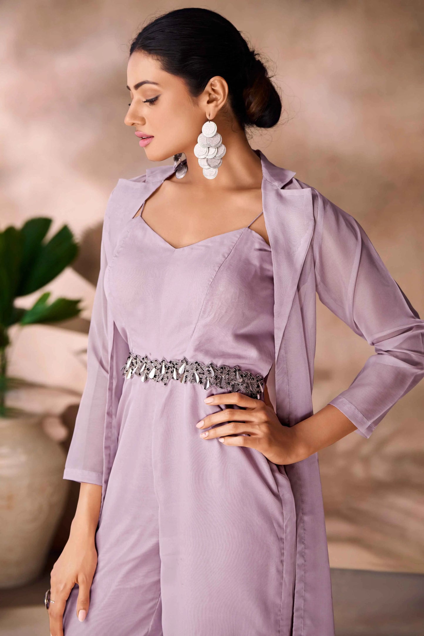 Trendiger lavendelvioletter Organza-Overall im indo-westlichen Stil, verziert mit zarter Handstickerei