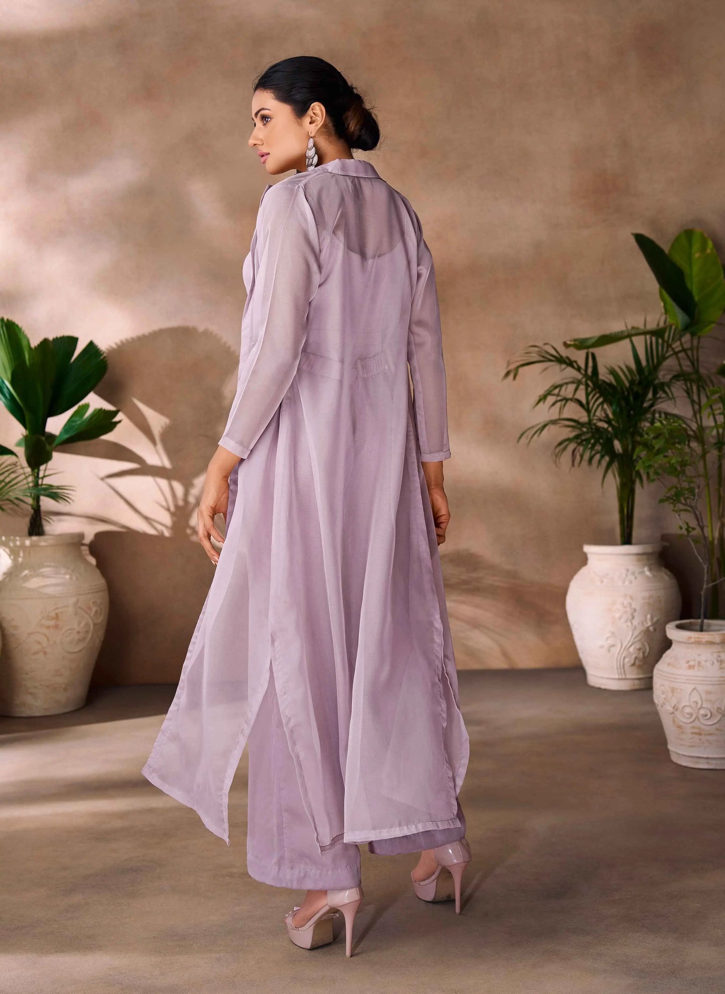 Trendiger lavendelvioletter Organza-Overall im indo-westlichen Stil, verziert mit zarter Handstickerei