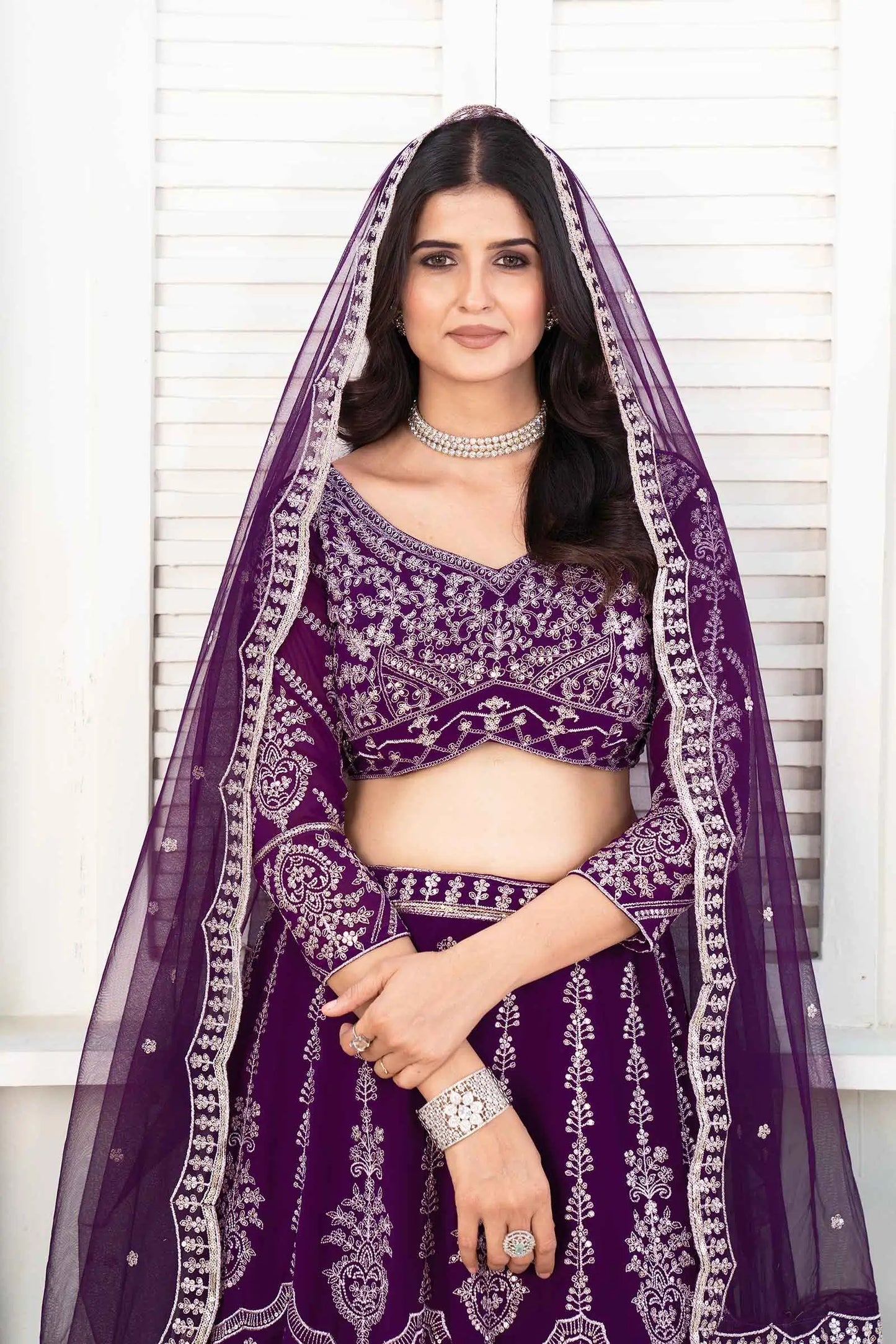 Dunkelvioletter Georgette-Lehenga mit Fadenstickerei und Pailletten