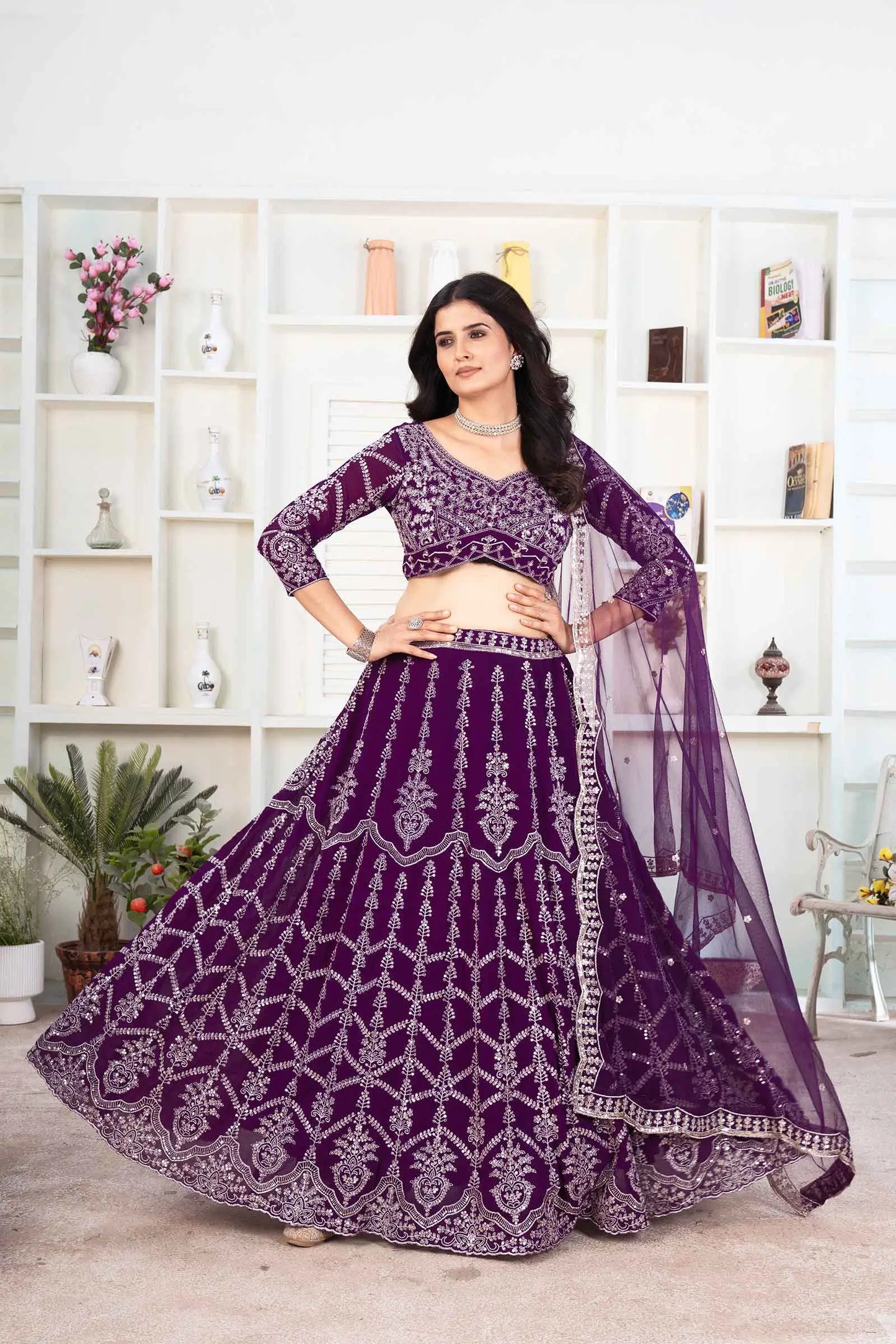 Dunkelvioletter Georgette-Lehenga mit Fadenstickerei und Pailletten