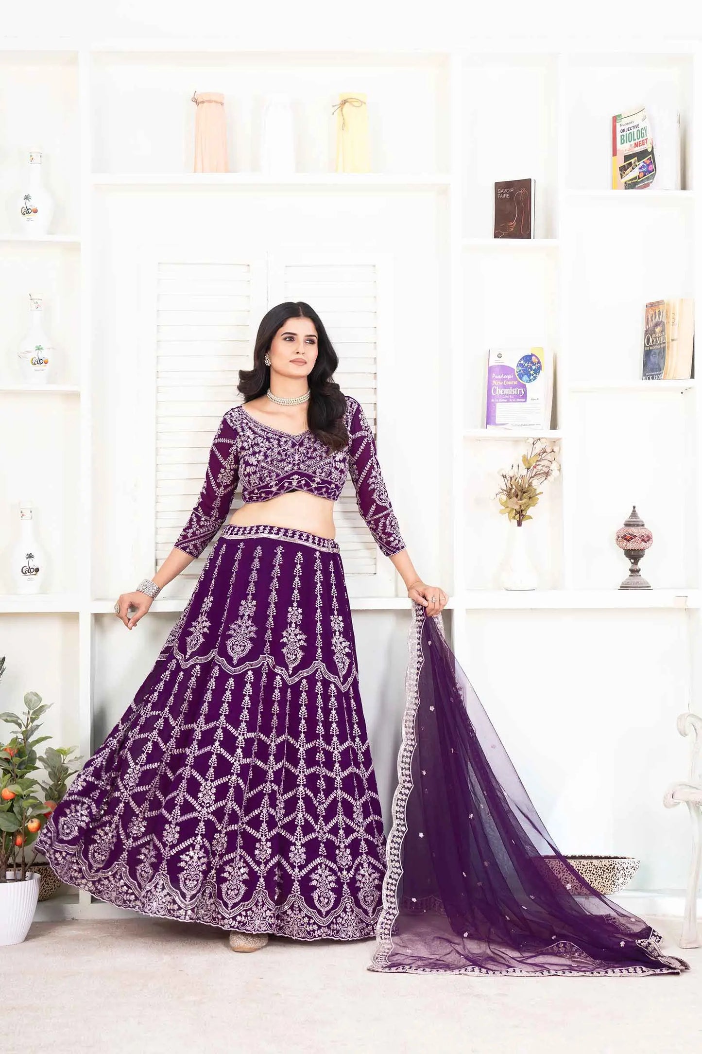 Dunkelvioletter Georgette-Lehenga mit Fadenstickerei und Pailletten