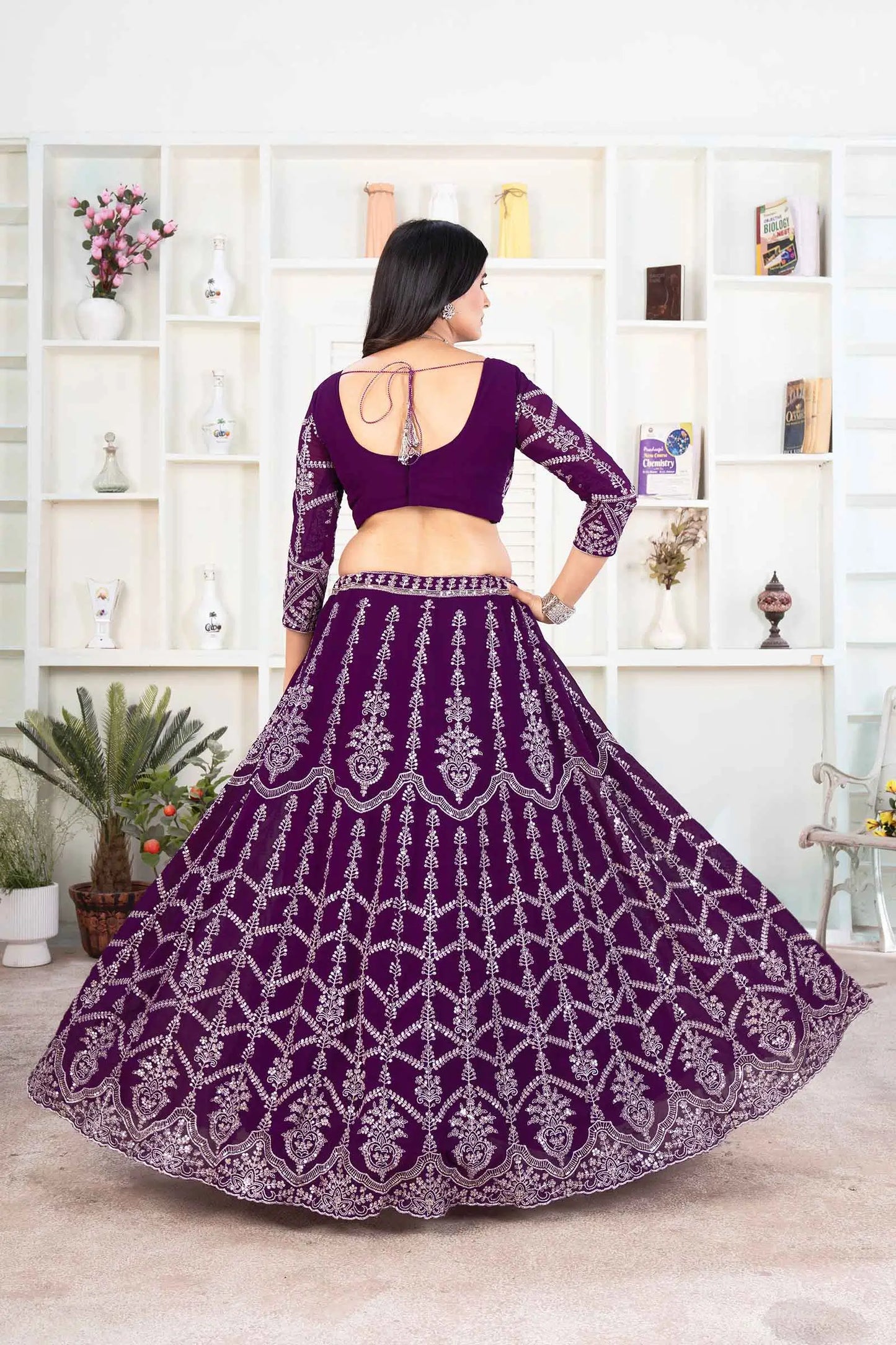 Dunkelvioletter Georgette-Lehenga mit Fadenstickerei und Pailletten