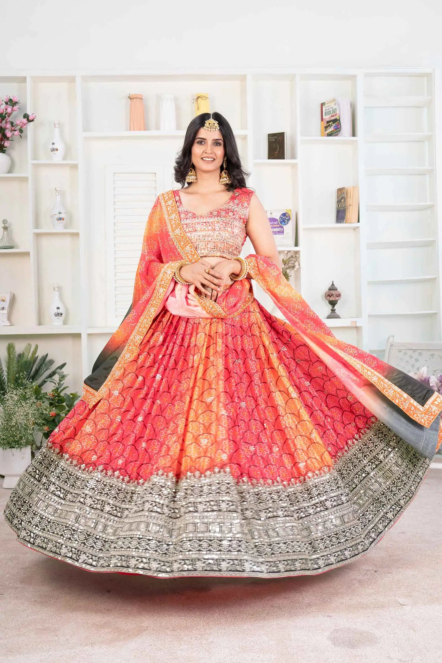 Lehenga aus orangefarbenem Chinon mit mehrfarbigem Digitaldruck mit Fadenstickerei und Pailletten