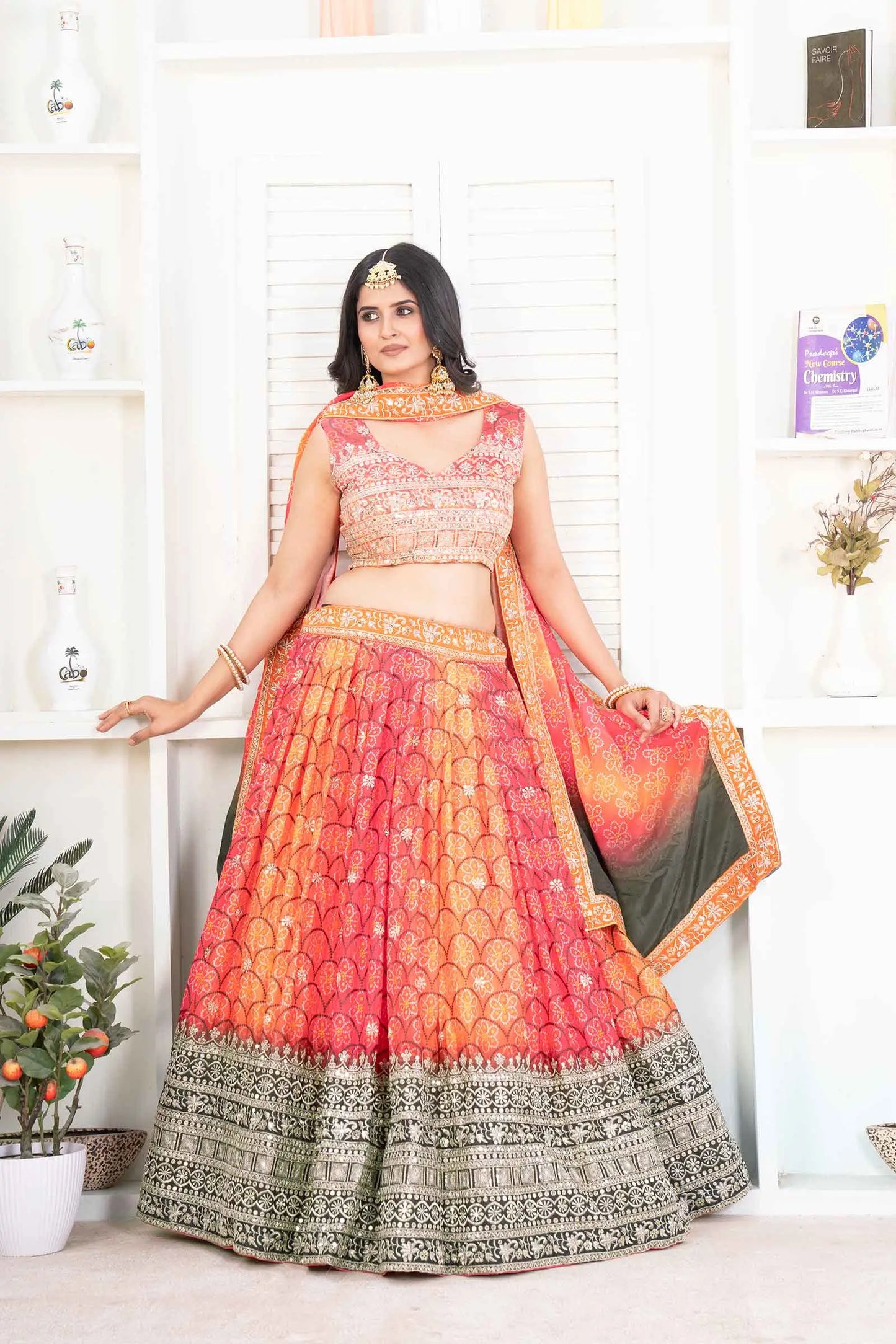 Lehenga aus orangefarbenem Chinon mit mehrfarbigem Digitaldruck mit Fadenstickerei und Pailletten