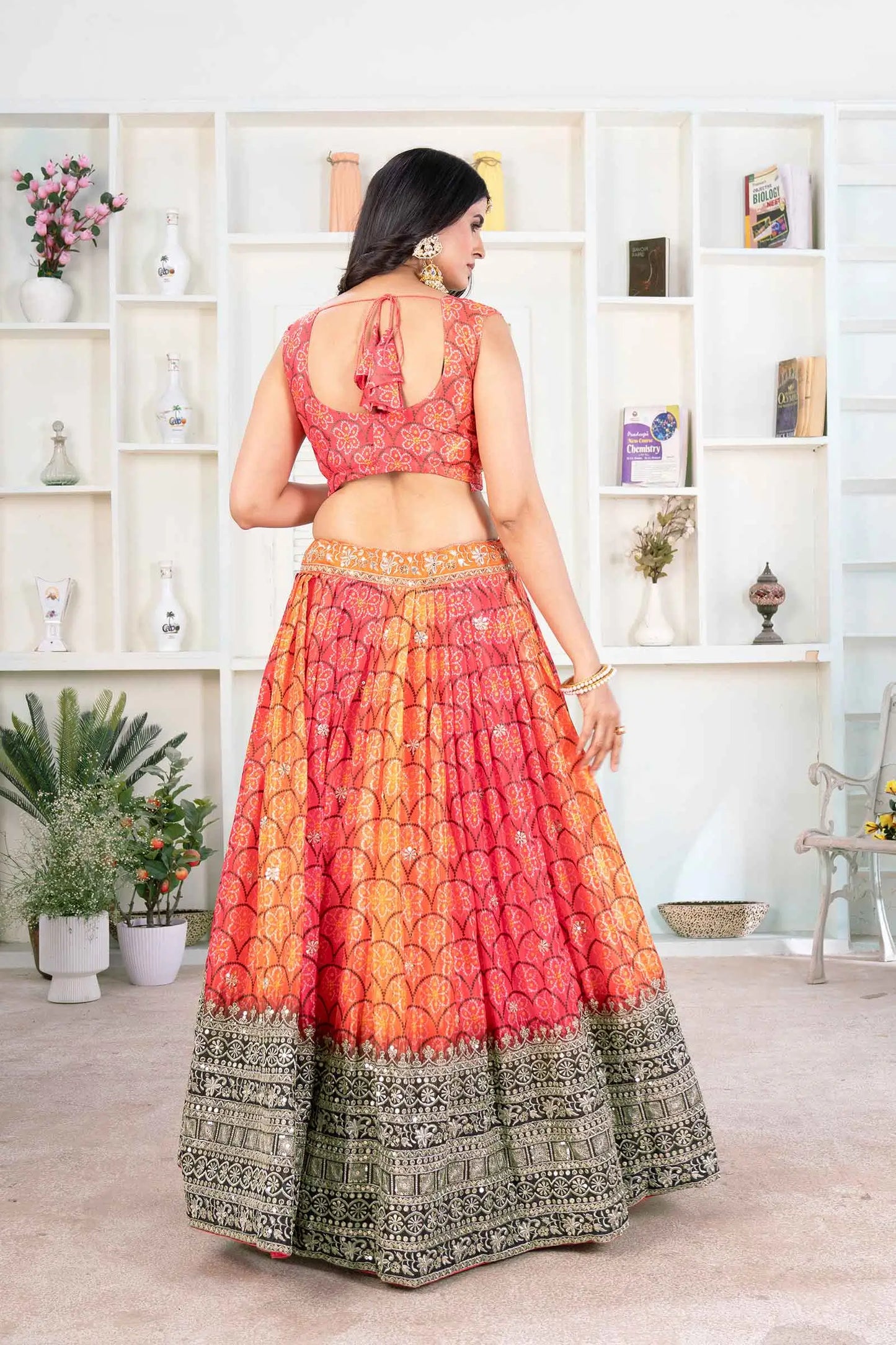 Lehenga aus orangefarbenem Chinon mit mehrfarbigem Digitaldruck mit Fadenstickerei und Pailletten