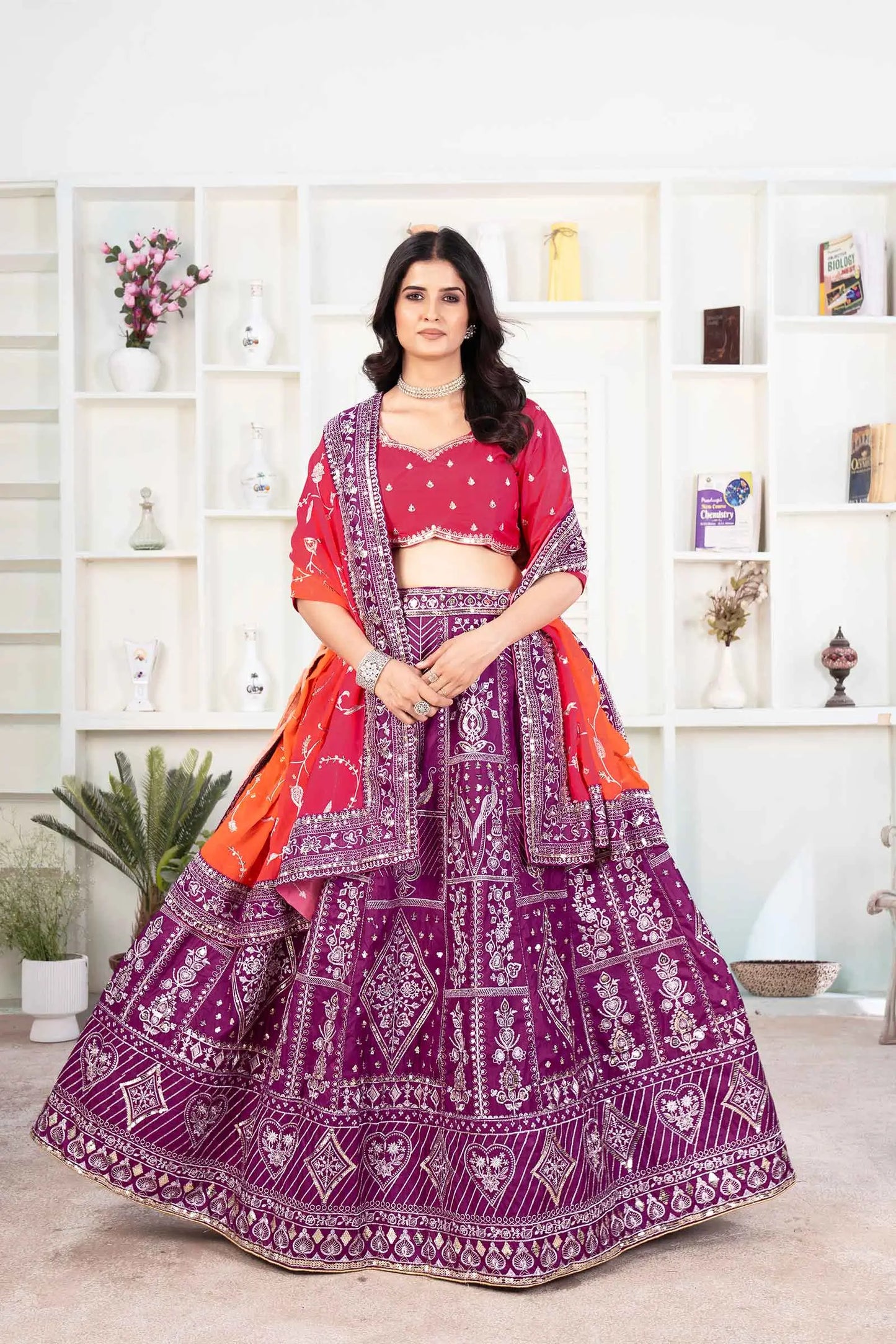 Lila Trauben-Lehenga mit Stickereien und Pailletten verziert, mit kontrastierendem Dupatta